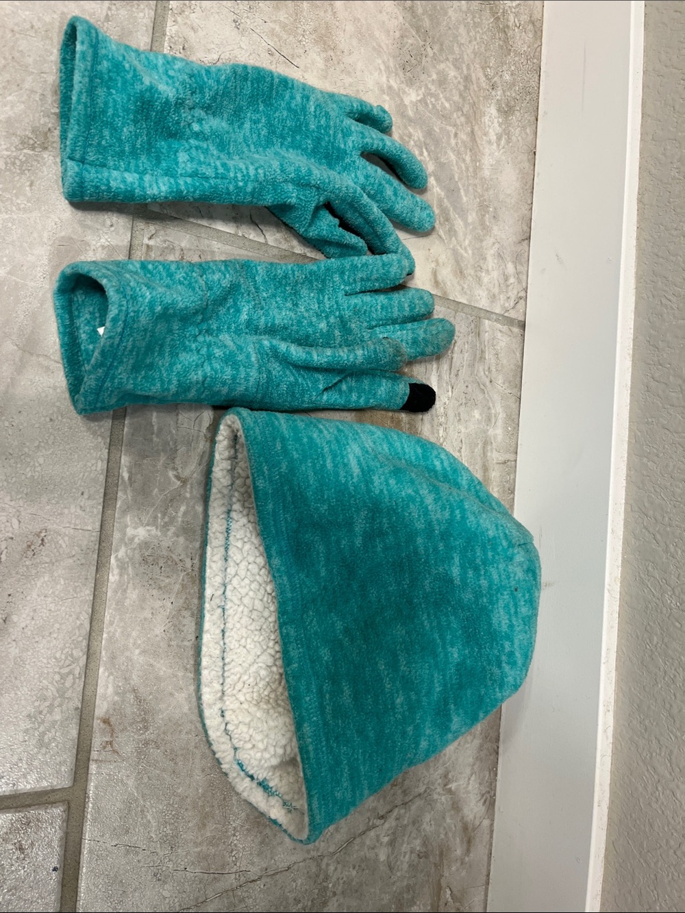 Unbranded Teal Sherpa-Lined Hat and Gloves Set